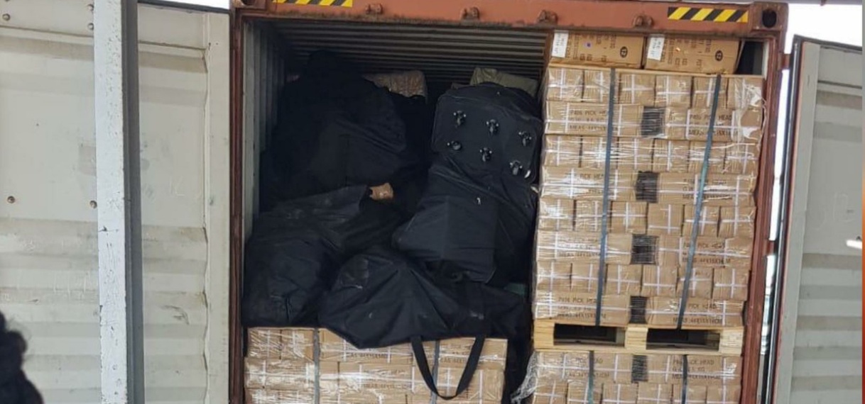 Narcotica Brigade en Port Controle Unit doen drugsvangst; drugshond doet positieve melding