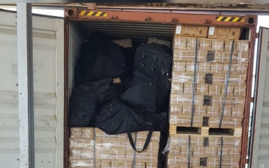 Narcotica Brigade en Port Controle Unit doen drugsvangst; drugshond doet positieve melding