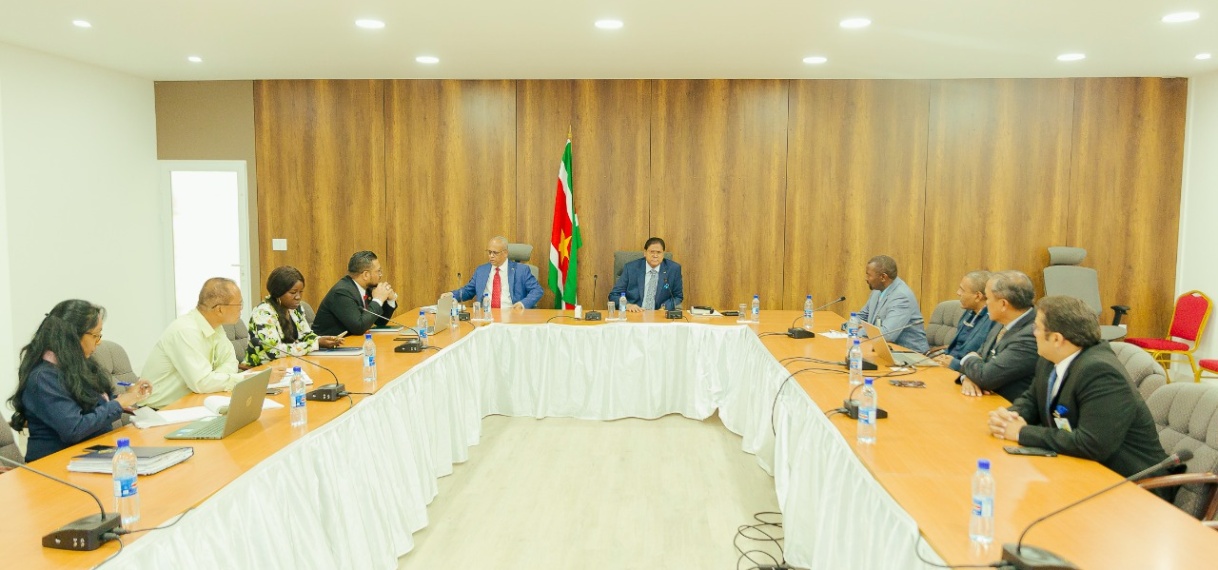 President buigt zich met IsDB over ontwikkelingsprojecten