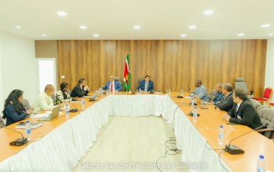 President buigt zich met IsDB over ontwikkelingsprojecten