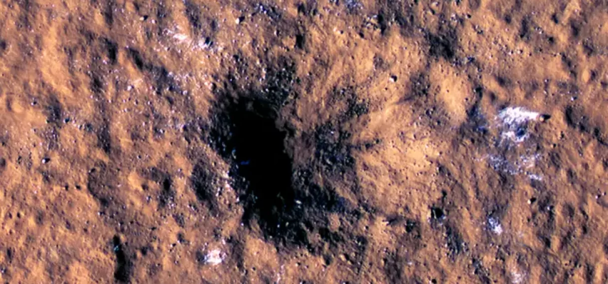 Beving die Mars met enorme krater achterliet veroorzaakt door meteorietinslag