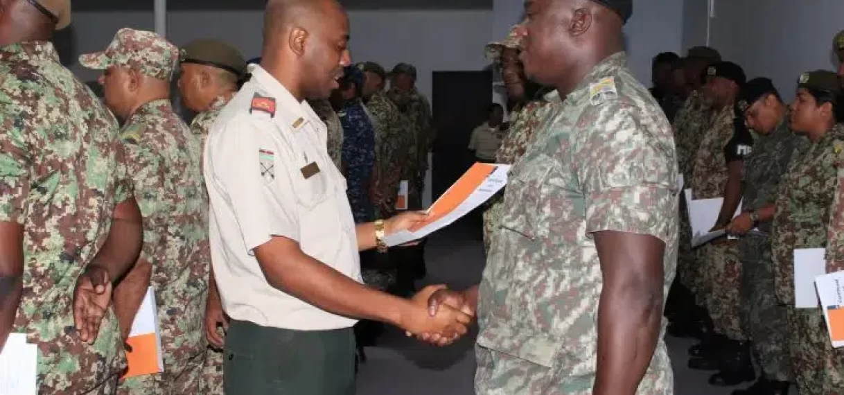 Onderofficieren NL ontvangen certificaat instructeursopleiding