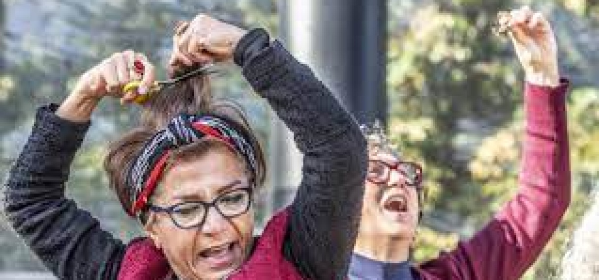 Mensen knippen hun haren af uit solidariteit met de vrouwen in Iran: waarom?