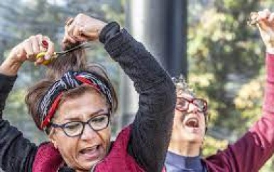 Mensen knippen hun haren af uit solidariteit met de vrouwen in Iran: waarom?