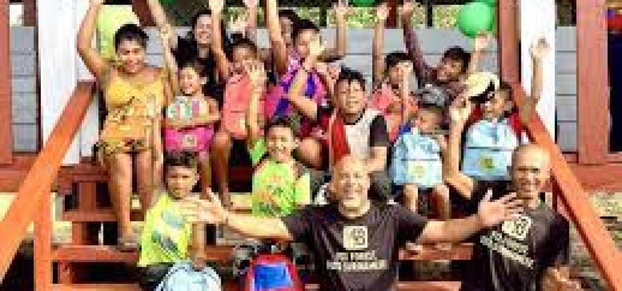 Kinderen Trio dorp Amatopo gaan voor het eerst naar school