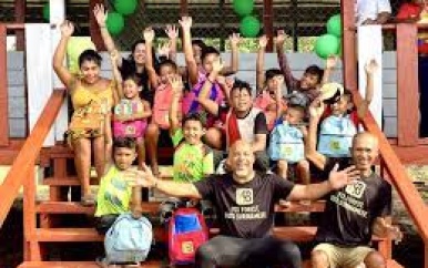 Kinderen Trio dorp Amatopo gaan voor het eerst naar school