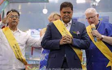 President Santokhi krijgt warm onthaal bij jarige Bevrijdingskerk