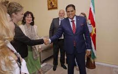 President Santokhi voert overleg voor herstructurering gezondheidszorg