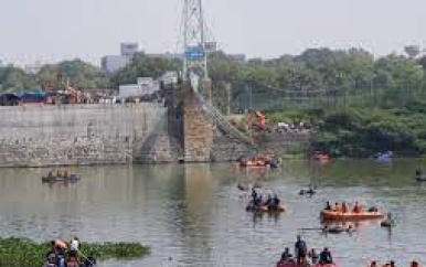 Dodental door instorting hangbrug India loopt op tot 141, negen arrestaties