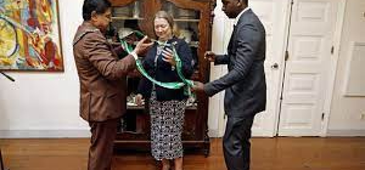 VS-ambassadeur onderscheiden met Grootlint in de Ere-Orde van de Palm