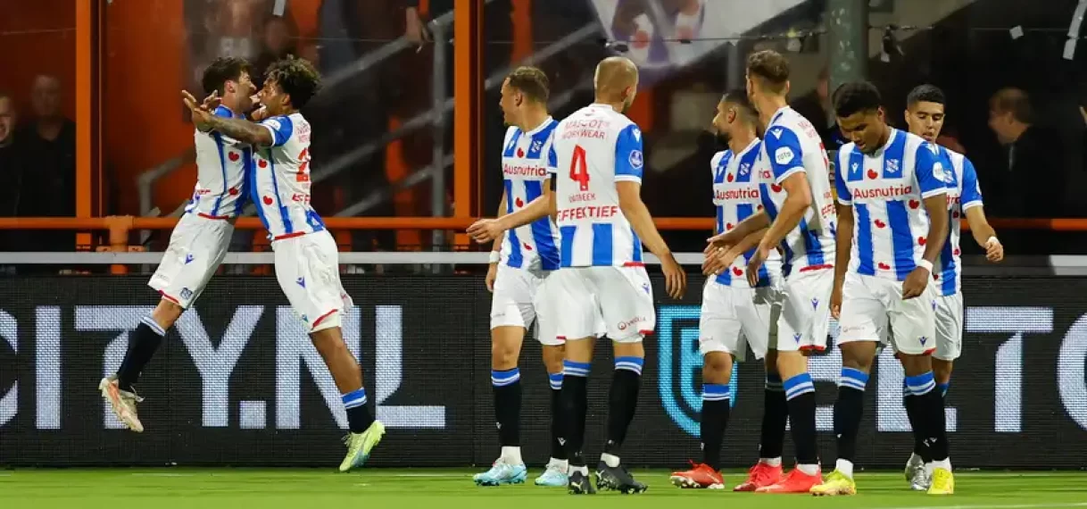 Heerenveen door late goals voorbij Volendam in tijdelijk gestaakt duel
