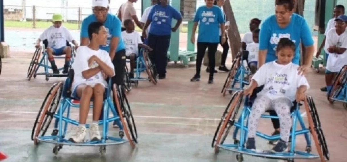 Abigaël Hing sport mee met kinderen met beperking