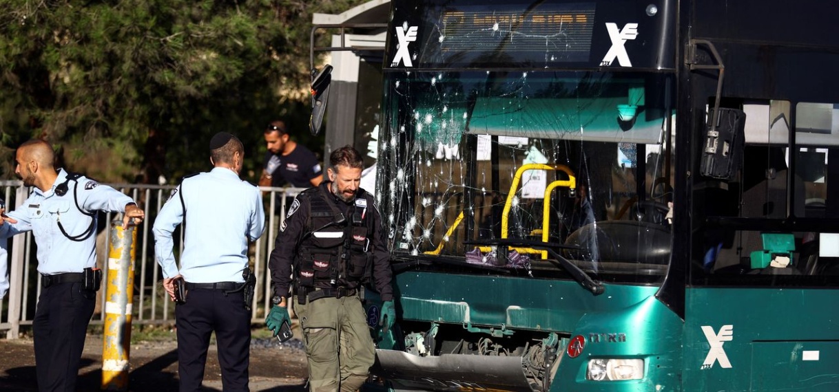 Dode en zeker 14 gewonden bij explosies bushaltes in Jeruzalem