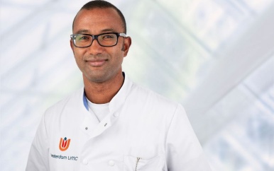 Uroloog Pigot brengt bezoek aan Suriname