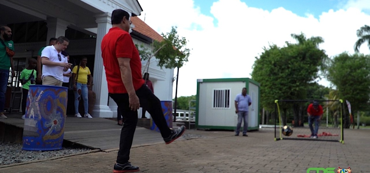 President Santokhi bijt spits af bij ‘STVS WK-launch’