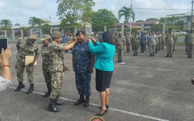Defensie bevordert 92 militairen in naast hogere rang
