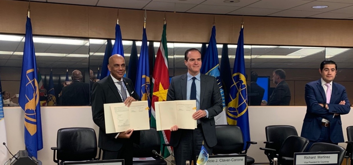 Suriname en IDB ondertekenen twee nieuwe leningen