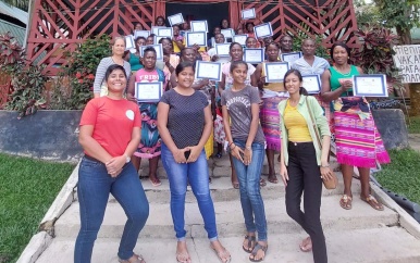 Trainingen voor vrouwenorganisaties aan de Boven-Surinamerivier