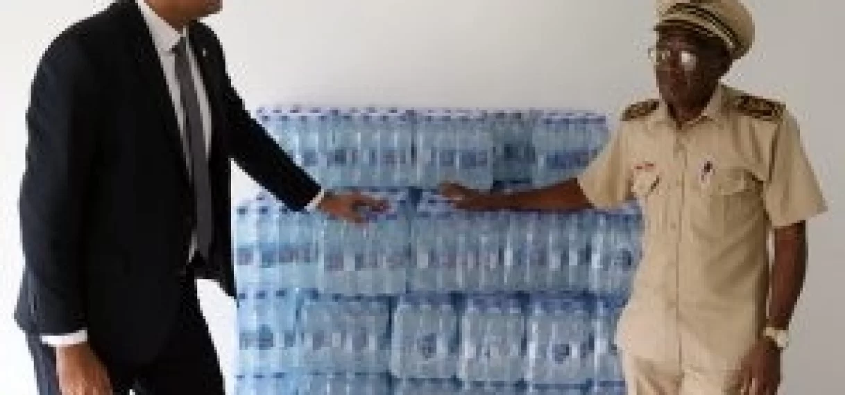 Volksgezondheid stelt flessenwater ter beschikking voor Boven-Coppename