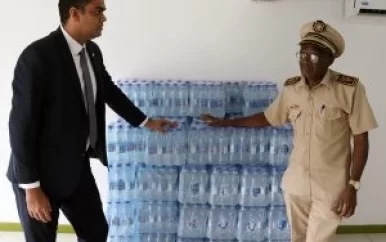 Volksgezondheid stelt flessenwater ter beschikking voor Boven-Coppename