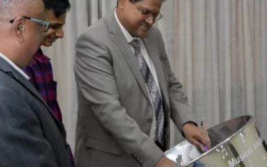 President Santokhi ontvangt nationaal instrument Trinidad