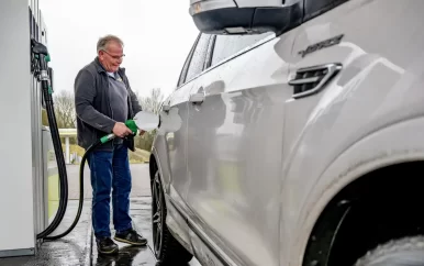 Benzineprijs duikt onder de 2 euro, laagste niveau in ruim een jaar