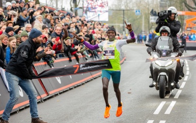 Oegandees Kibet wint Zevenheuvelenloop, Chepkoech snelste vrouw