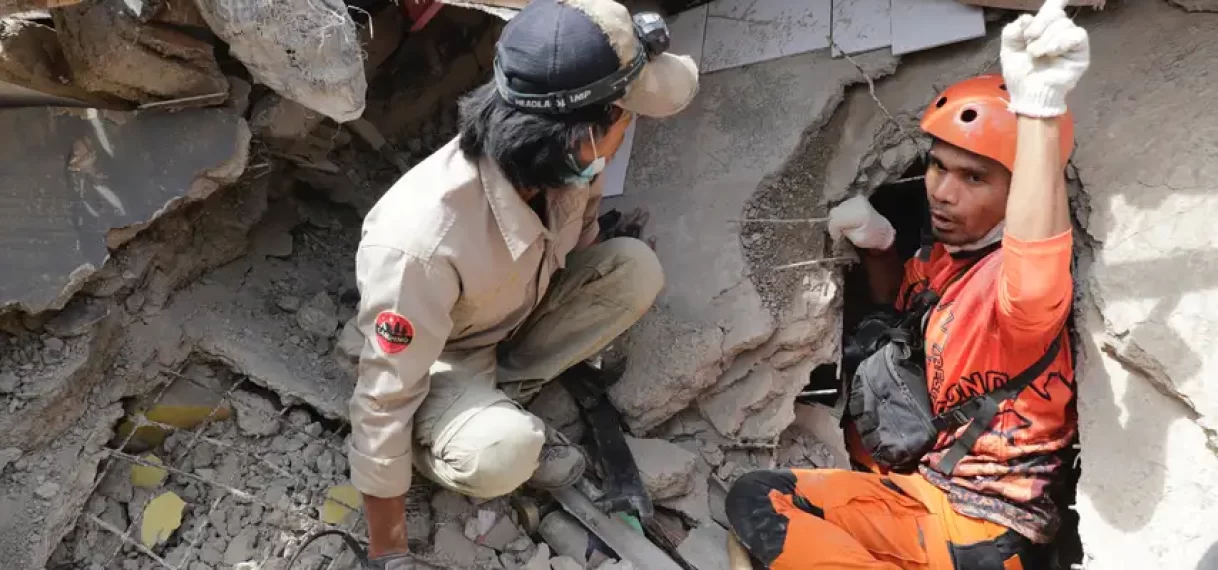Jongetje (5) twee dagen na aardbeving op Java levend onder puin vandaan gered