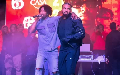 Modeblad Vogue klaagt rappers Drake en 21 Savage aan om albumreclame