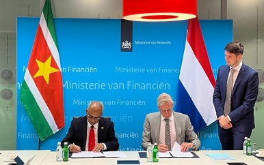 Suriname en Nederland ondertekenen overeenkomst schuldherschikking Paris Club