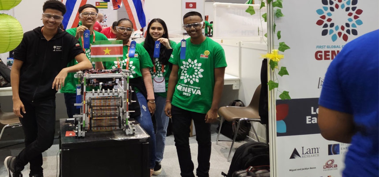 De president feliciteert Robotics Team Suriname