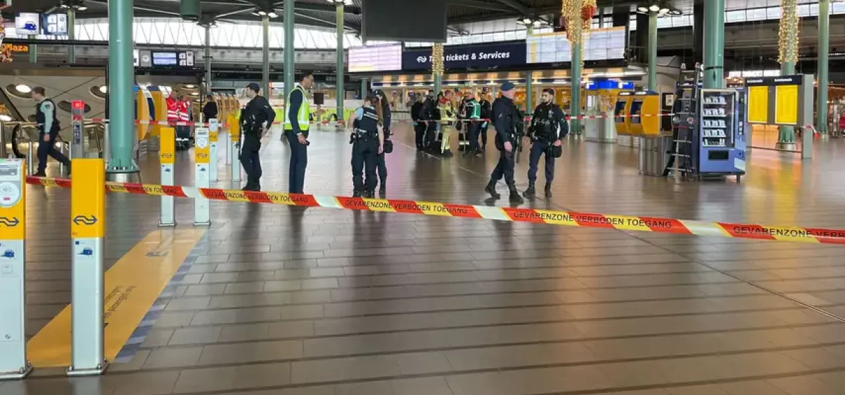 Man zegt gevaarlijke stoffen bij zich te hebben, hal Schiphol deels afgezet