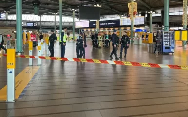 Man zegt gevaarlijke stoffen bij zich te hebben, hal Schiphol deels afgezet