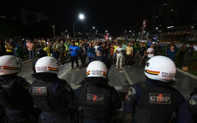 Bolsonaro-aanhangers clashen met politie in Brasilia