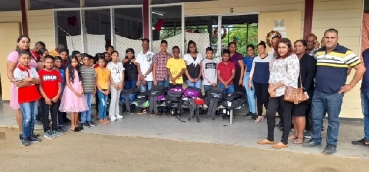 Assembleelid Jogi schenkt samen met en rr- en dr-leden schooltassen aan leerlingen OS Jarikaba