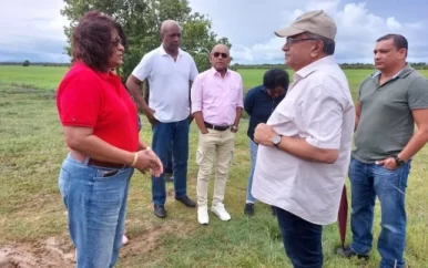 LVV-minister bezoekt door rattenplaag geteisterde gebieden in Nickerie