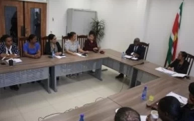 Minister Amoksi bespreekt decentralisatie van rechtspraak met OM