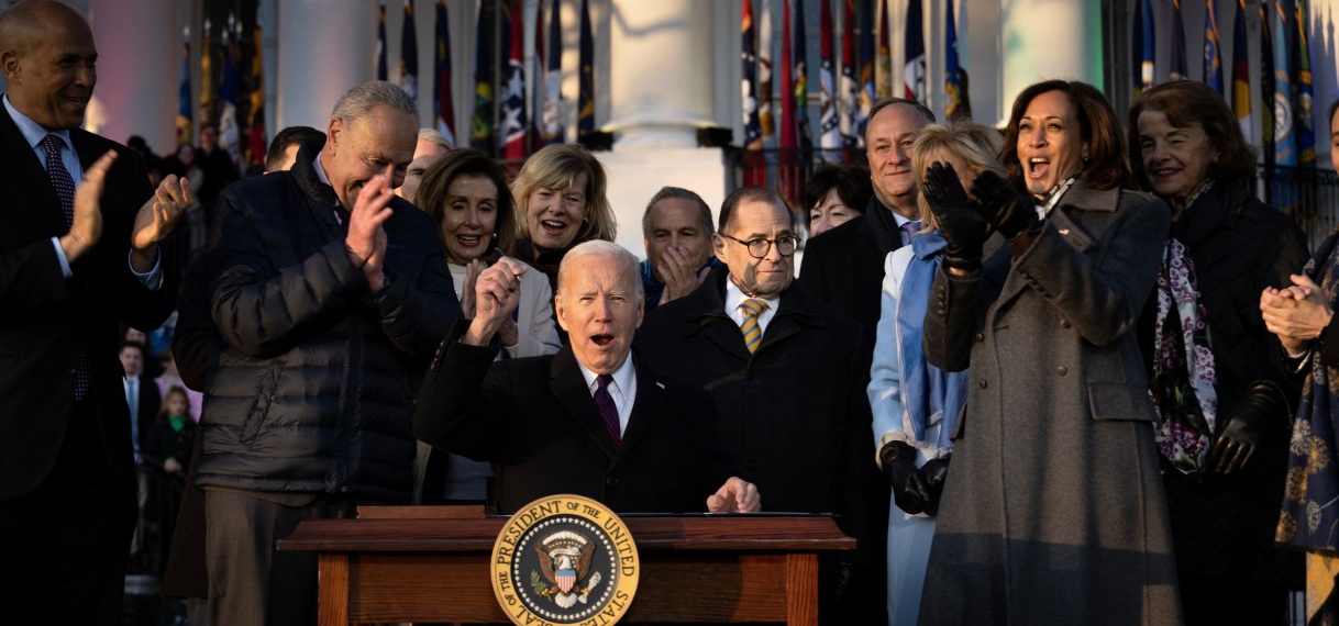 Biden ondertekent wet die homohuwelijk beschermt, ‘een uithaal naar haat’