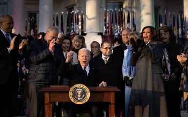 Biden ondertekent wet die homohuwelijk beschermt, ‘een uithaal naar haat’