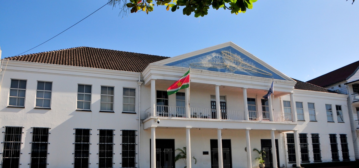 De Centrale Bank van Suriname (CBvS) en de overheid zullen niet langs elkaar heen moeten werken.