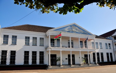 De Centrale Bank van Suriname (CBvS) en de overheid zullen niet langs elkaar heen moeten werken.