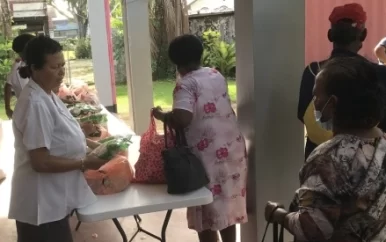 Blije gezichten bij ophalen kerstpakketten Leger des Heils