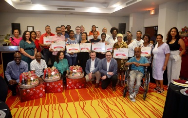 Rosebel Community Fund gedenkt 10 sociale instellingen