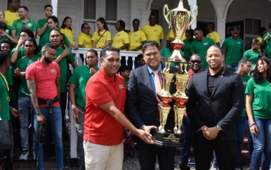 IGS-kampioensdelegatie maakt opwachting bij president