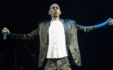 Maxi Jazz (65) overleden, zanger van wereldberoemde band Faithless