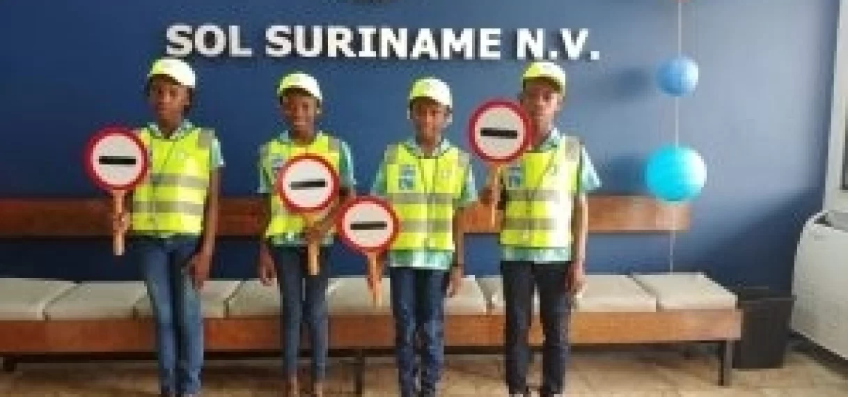 SOL Suriname doneert verkeersveiligheid attributen aan verkeersbrigadiertjes