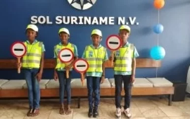 SOL Suriname doneert verkeersveiligheid attributen aan verkeersbrigadiertjes