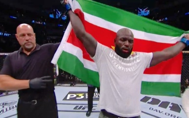 Jairzinho ‘Bigi Boy’ Rozenstruik slaat Amerikaan Chris Daukaus in 23 seconden knock-out