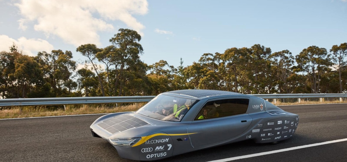 Record voor zonneauto: 1000 km op volle accu binnen 12 uur