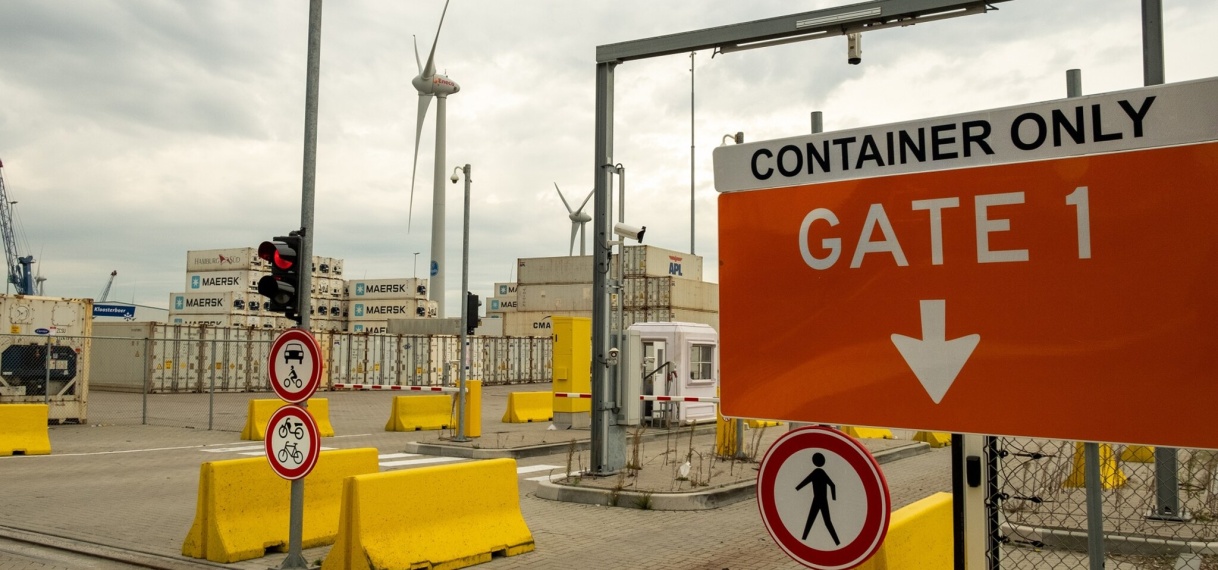 Containerschip terug naar Vlissingen na bommelding